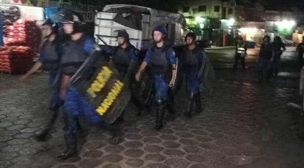 Megaoperativo en el Abasto: antimotines cubrieron incautación de tomates - Noticiero Paraguay