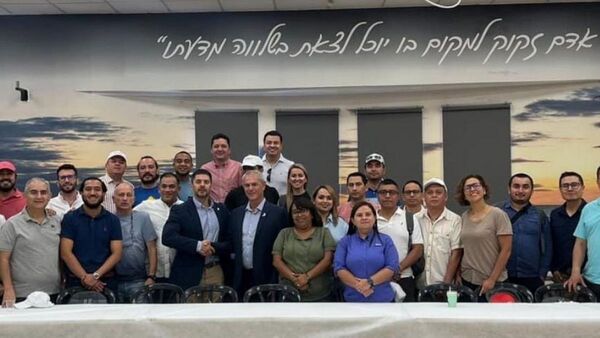 Denuncian que a días para rendir cuenta, Nenecho viaja a Israel con jugoso viático