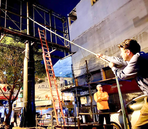 Retiran soporte de cartel publicitario no autorizado en el centro de CDE - La Clave