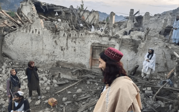 Más de mil muertos y cientos de heridos en un fuerte terremoto en Afganistán