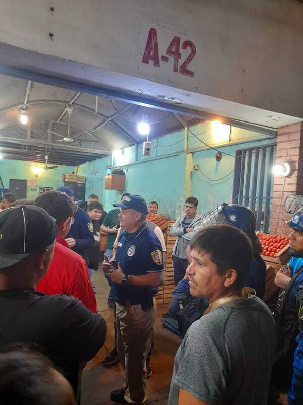 Incautan cajas de tomates supuestamente de contrabando en el mercado de Abasto