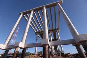 Colocan 530 vigas para el viaducto de acceso al futuro puente Héroes del Chaco - .::Agencia IP::.
