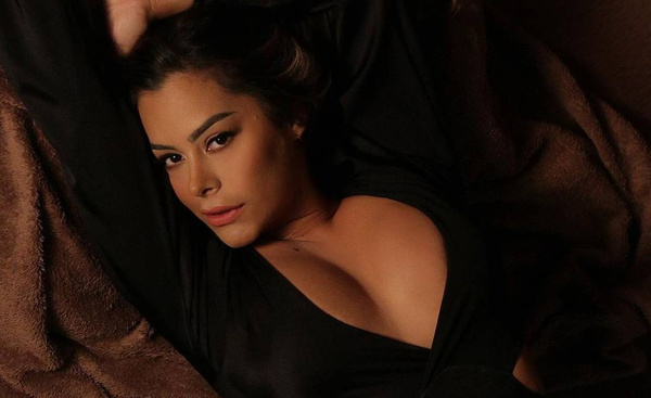 Crónica / ¡Dionoguarde! Llenaron postéo de Lari Riquelme con fotos tie'y