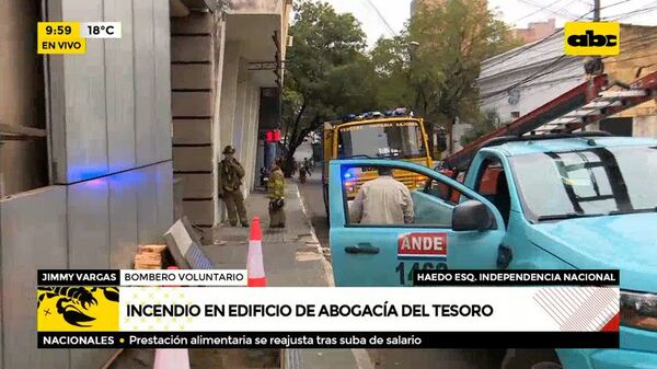 Incendio en edificio de abogacía del tesoro.  - ABC Noticias - ABC Color