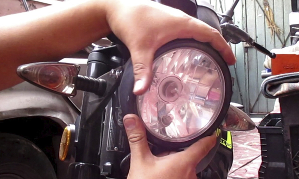 Con G. 8.000 y un destornillador se puede tener la moto con luz - OviedoPress