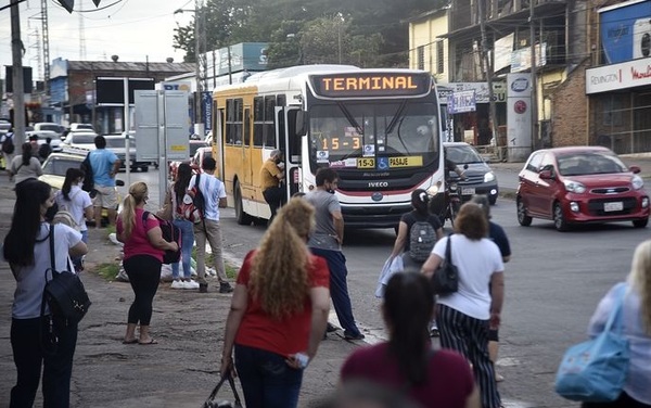 Más pasajeros aguardan en paradas, pero buses siguen siendo insuficientes