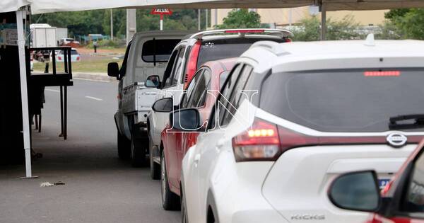 La Nación / Registran extensa fila para hisopado en la Costanera