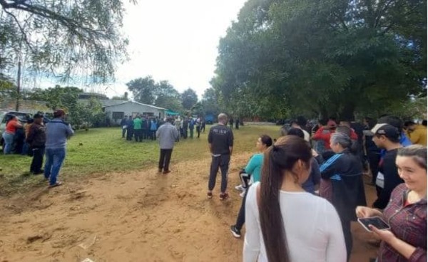 Pobladores de Caaguazú se oponen a la instalación de antena y usan a niños como escudo - El Independiente