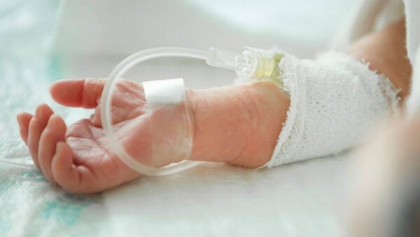 Justicia ordena transfusión de sangre a recién nacida tras negativa de padres - PARAGUAYPE.COM