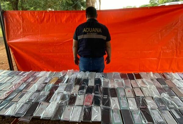 Agentes de la COIA incautan más de 180 celulares iPhone en el km 60 de Yguazú - La Clave