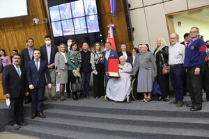 La hermana Regina Sian recibe condecoración por su labor en la lucha contra adicciones - El Independiente