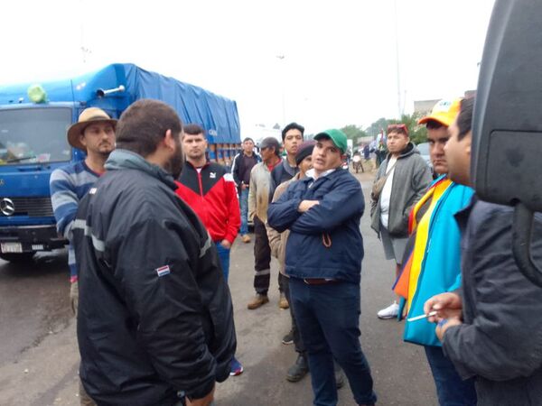 Cierran Puente Remanso para exigir pavimentación de la Ruta PY12 - Nacionales - ABC Color