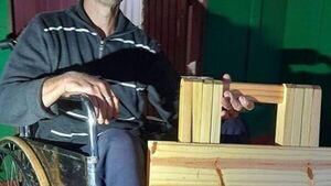 Cayó del sexto piso de edificio y sobrevivió: hoy fabrica mesitas