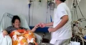 La Nación / Enfermero alegra jornada de pacientes dializados al ritmo de cumbia en Clínicas