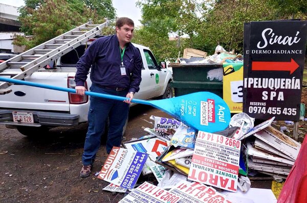 Diario HOY | Municipio de Asunción retira carteles irregulares ubicados en las avenidas de la capital