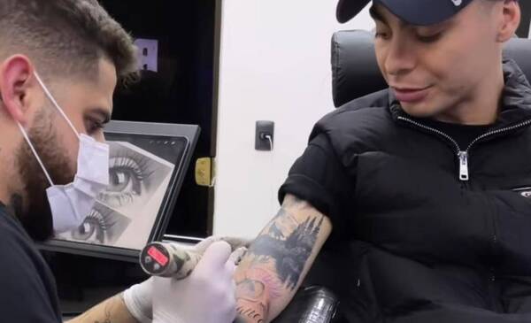 Crónica / [VIDEO] Mirá el nuevo tatuaje de Miguel Almirón