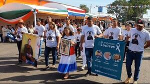 En desfile, solicitan libertad para secuestrados 