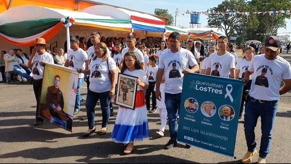 En desfile, solicitan libertad para secuestrados