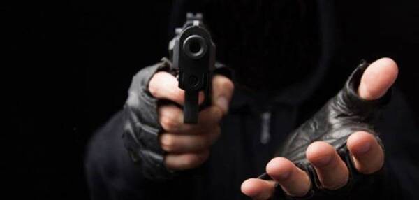 Crónica / [VÍDEO] Una mujer se salvó de milagro al fallar el arma del sicario que intentó asesinarla