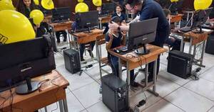 La Nación / Escuela de CDE montó sala de informática con aporte empresarial de 20 computadoras