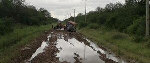 Manifestantes bloquean Puente Remanso en exigencia de pavimentación de la Ruta 12 - PARAGUAYPE.COM
