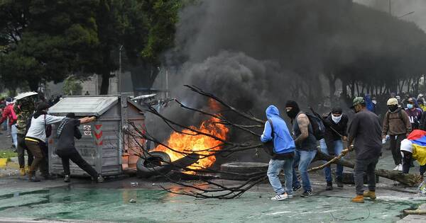 La Nación / EEUU recomienda no viajar a Ecuador por violentas protestas