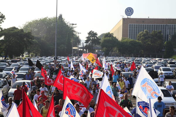 Volskwagen reducirá la jornada laboral y los salarios en su planta central de Brasil - MarketData