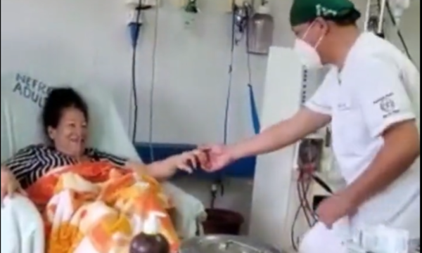 (VIDEO)Enfermero les lleva un poco de alegría a pacientes dializados del Hospi de Clínicas