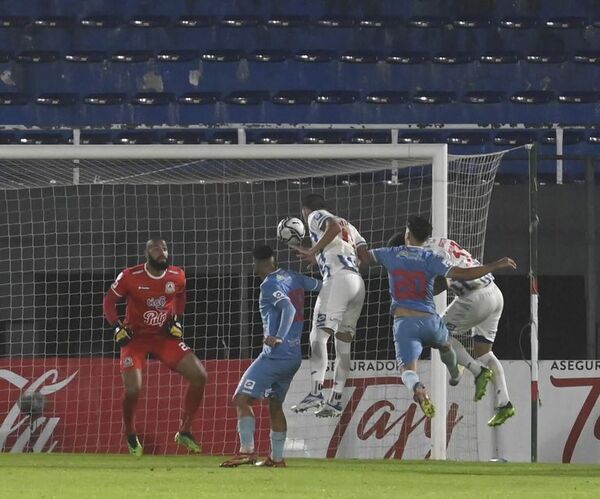 Resistencia 0-12 de Octubre 1: Triunfo agónico del “12” - Fútbol - ABC Color