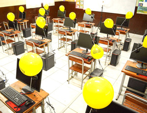 Atacado Games y Atacado Collections entregan equipos informáticos a escuela - La Clave