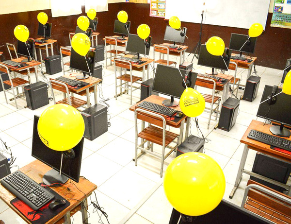 Atacado Games y Atacado Collections entregan equipos informáticos a escuela - La Clave