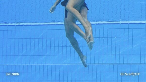 Nadadora casi muere ahogada al desmayarse en la piscina