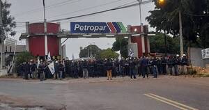 La Nación / Funcionarios de Petropar cierran entrada a la institución ante posible despido de 260 personas