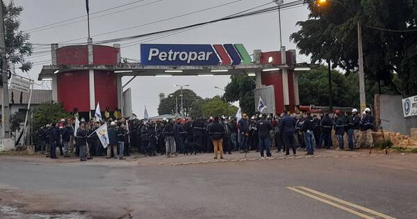 La Nación / Funcionarios de Petropar cierran entrada a la institución ante posible despido de 260 personas