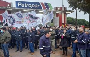 Posible despido: en protesta, funcionarios de Petropar cierran planta de Villa Elisa
