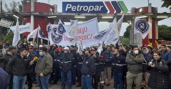 Petropar: funcionarios cierran acceso de planta, ante posible despido masivo