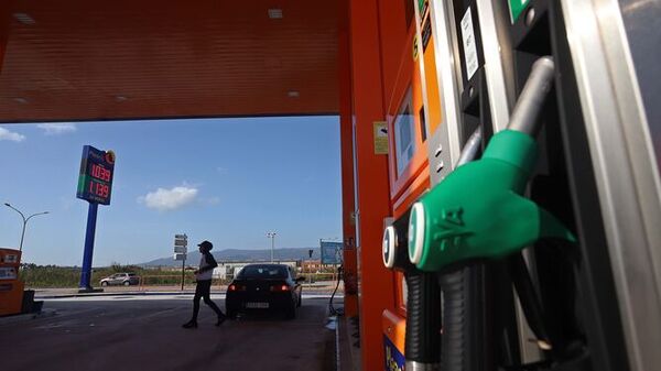 Biden plantea suspender el impuesto federal a la gasolina para combatir inflación