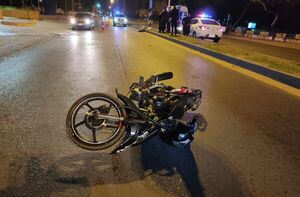 Diario HOY | Video: van en moto, caen al pavimento y un rodado les pasa por encima