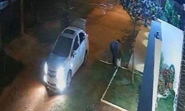 Ladrón con consciencia: Devolvió plantera que robó