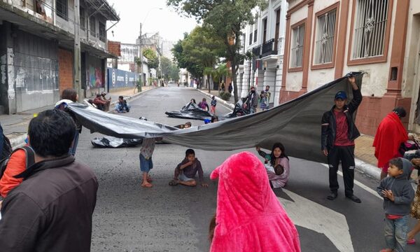 Indígenas de Caaguazú se manifiestan en inmediaciones del Palacio de Gobierno