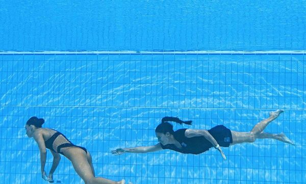 Entrenadora rescata a nadadora en mundial de natación