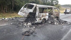 Conductor muere y su vehículo se incinera en choque con un camión en Caaguazú