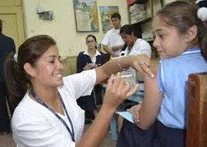 Prosigue vacunación a escolares