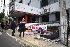 Sigue manifestación de guardias penitenciarios por la restitución de bonificaciones - Nacionales - ABC Color