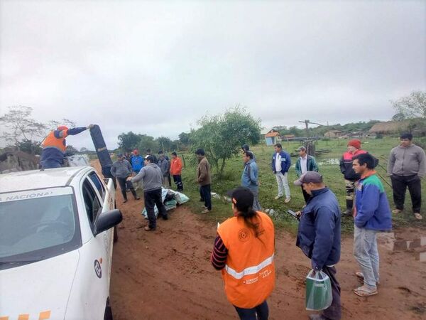 Registran a afectados por temporal para que puedan recibir víveres y chapas de la SEN - Nacionales - ABC Color