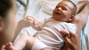 ¿Dejar que el bebé llore fortalece sus pulmones?