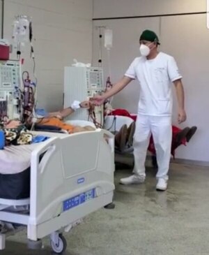 El multifacético enfermero que contagia alegría a pacientes en Clínicas - Nacionales - ABC Color