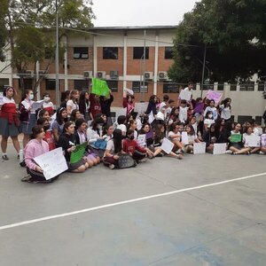 Estudiantes del Colegio Técnico Javier realizaron sentata como medida de protesta en contra del acoso