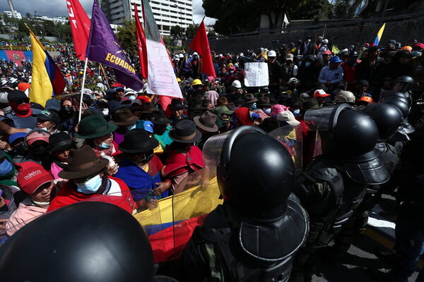 La producción de petróleo de Petroecuador cae cerca de un 40 % por las protestas - MarketData