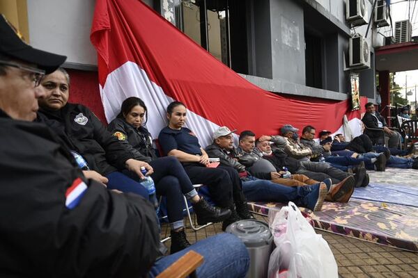 Senado “abre compuerta peligrosa” y aprueba beneficios para funcionarios penitenciarios - Nacionales - ABC Color